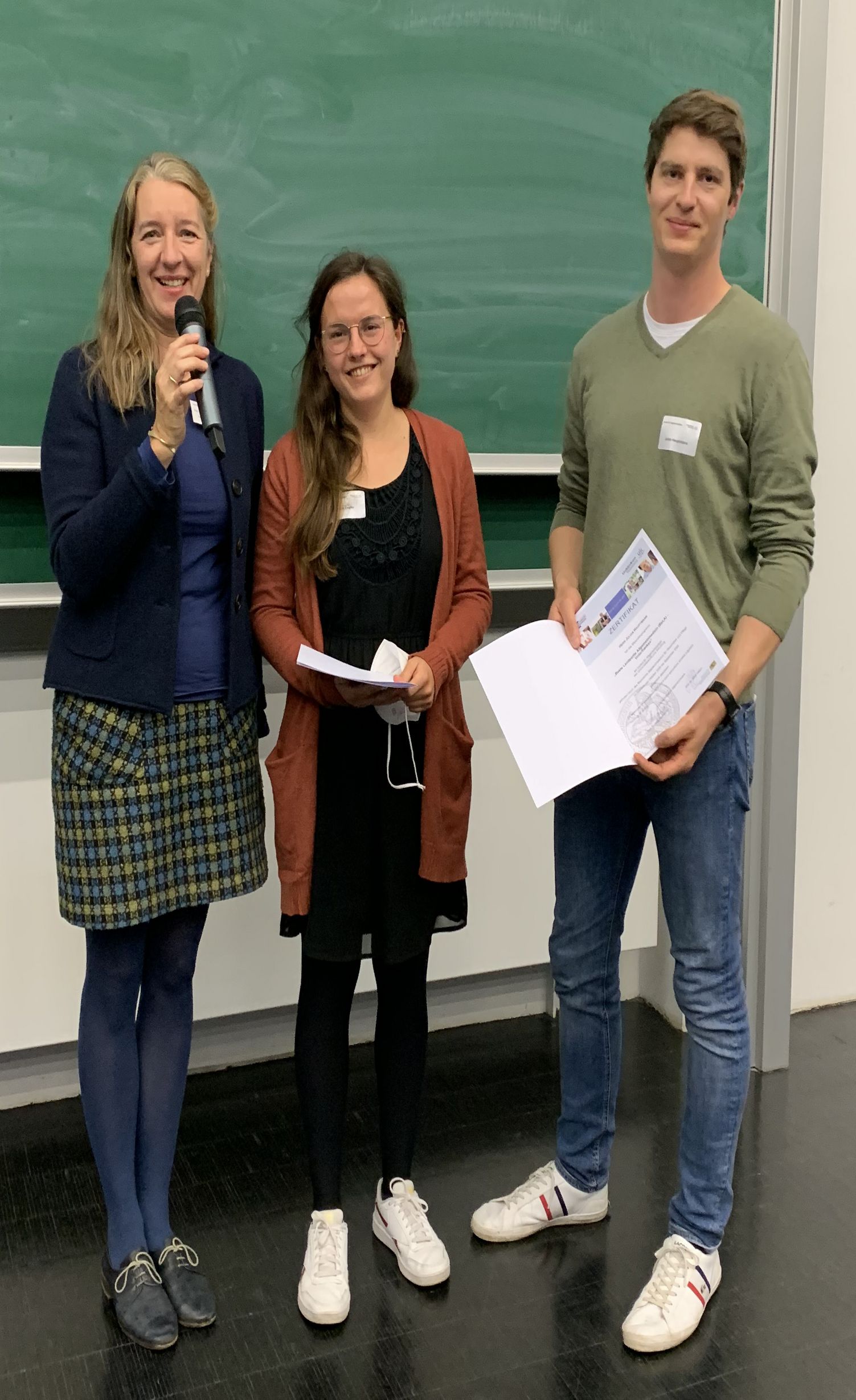 Prof. Dr. Anne Simmenroth (links) mit der BeLA-Absolventin Laura Ziegler und dem Absolventen Julian Hauptmann.