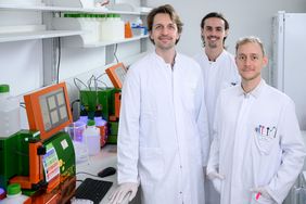 Gruppenbild von Karl Petri, Alexandre Trubert und Leon Gehrke im Labor 