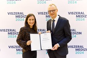 Dr. Dorothea Henniger nahm den Martin-Gülzow-Preis von DGVS-Präsident Prof. Dr. Heiner Wedemeyer entgegen.