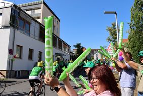 Fleißig angefeuert wurden die Radler bei der Einfahrt an der UKW-Kinderklinik.