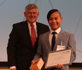 Dr. Maik Luu (rechts) nahm den Vincenz-Czerny-Preis von Prof. Dr. Andreas Hochhaus, Vorsitzender der Deutschen Gesellschaft für Hämatologie und Onkologie, entgegen. 