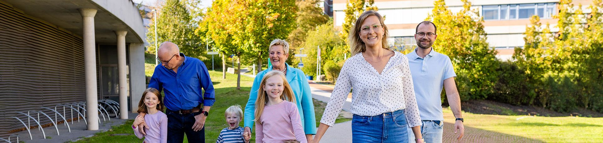 Headerbild einer glücklichen Familie