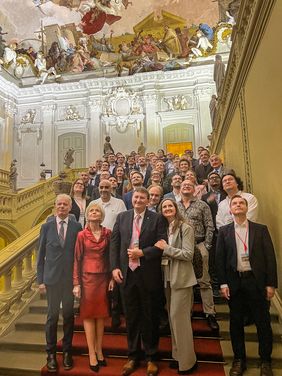 Prof. Dr. Rudolf Hagen mit den Teilnehmenden der HEARRING-Jahrestagung 2023 in der Würzburger Residenz