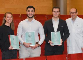 Lenja Wiens, Yassine Laghmari und Christoph Rack mit Prof. Dr. Gabriel Krastl