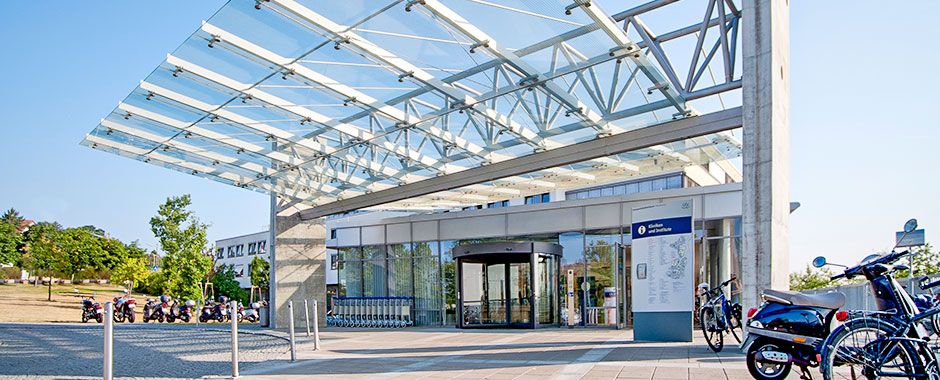 Der Eingang des ZOM Illustrationsbild UKW: Der Eingang des ZOM