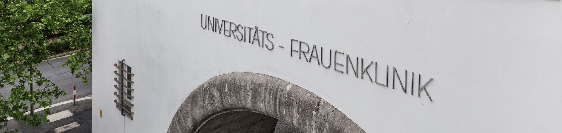 Name der Universitäts-Frauenklinik auf einer Wand