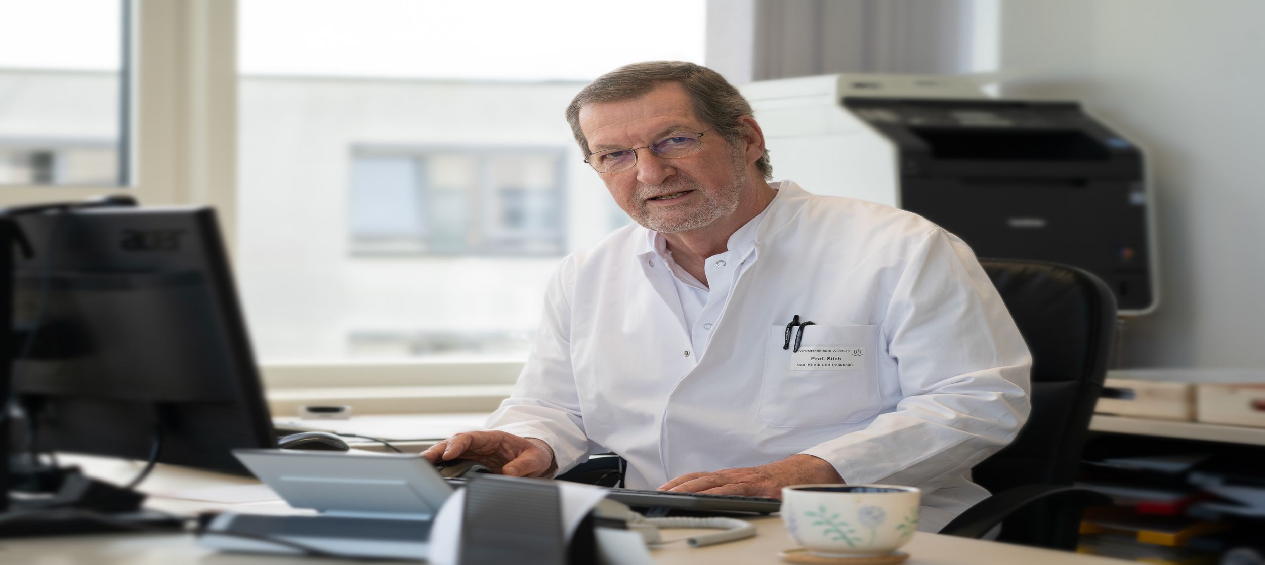 Prof. Dr. August Stich vom Uniklinikum Würzburg sitz am Computer