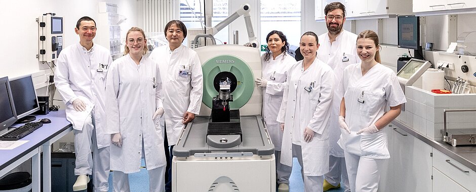 AG Higuchi Gruppenbild der AG vor einem PET-Gerät