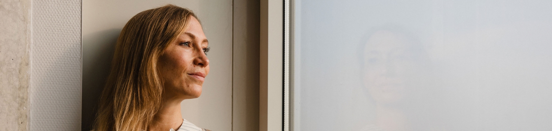 Slow Morning © UKW / Andreas Selter Symbolbild Freizeit: Eine Person blickt entspannt aus dem Fenster