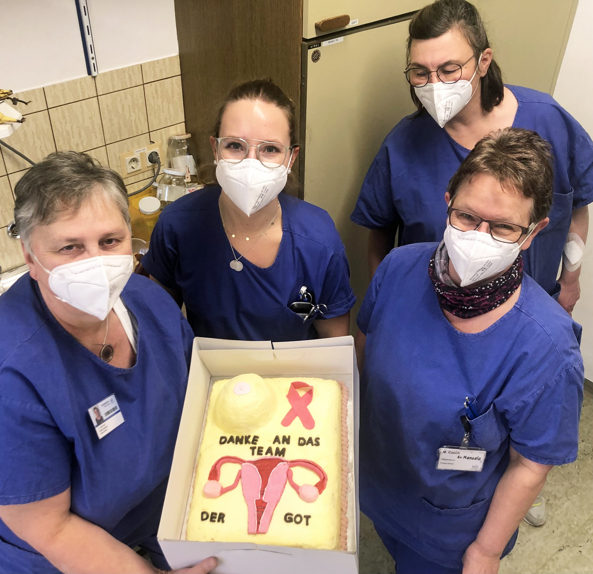 Das Team der Gynäkologischen onkologischen Tagesklink mit der Torte in der Hand 