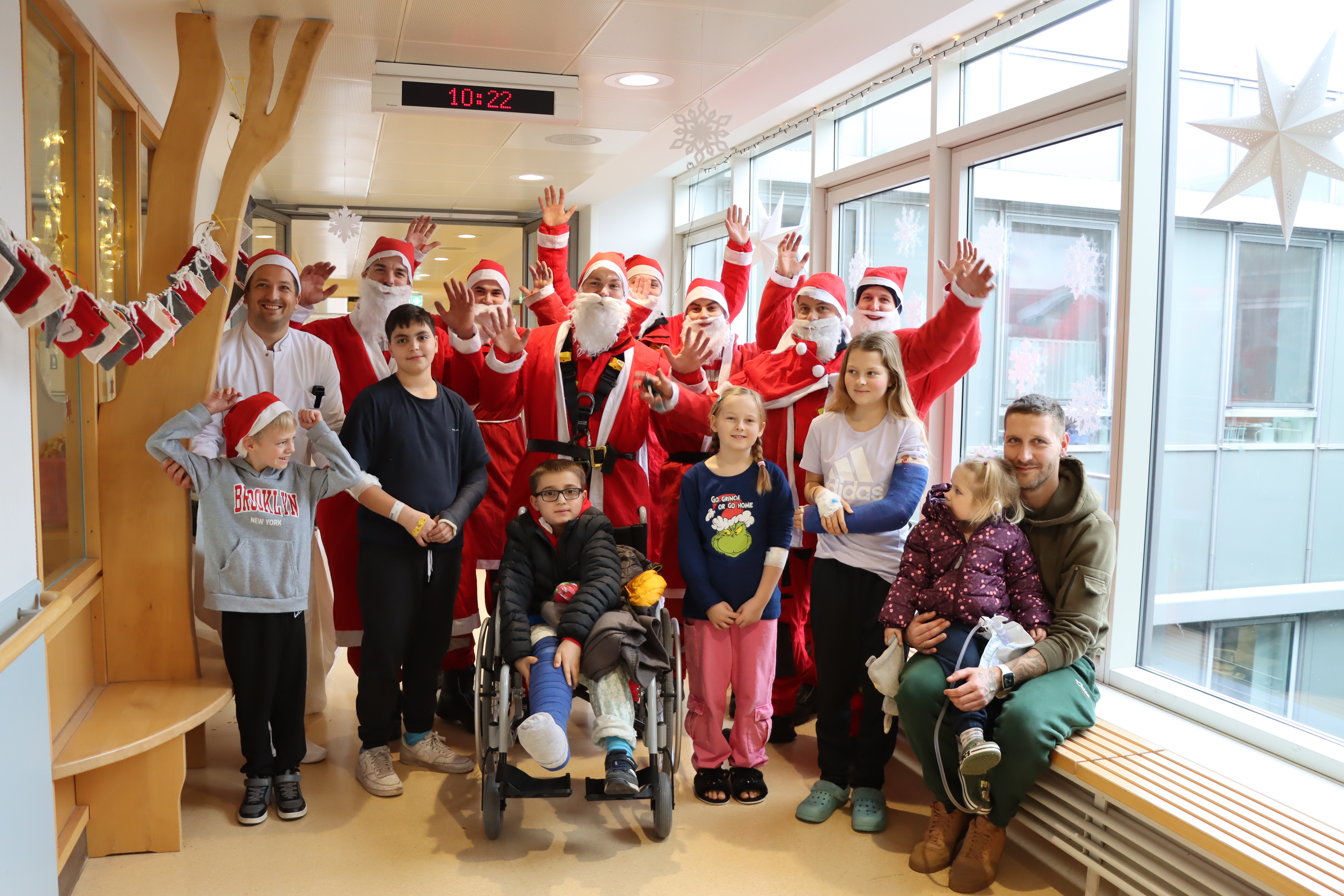 Der Nikolausbesuch sorgte für einige unbeschwerte Momente bei den Kindern, Eltern und Stationsteams. Fotos: UKW / Sammet, Schneider