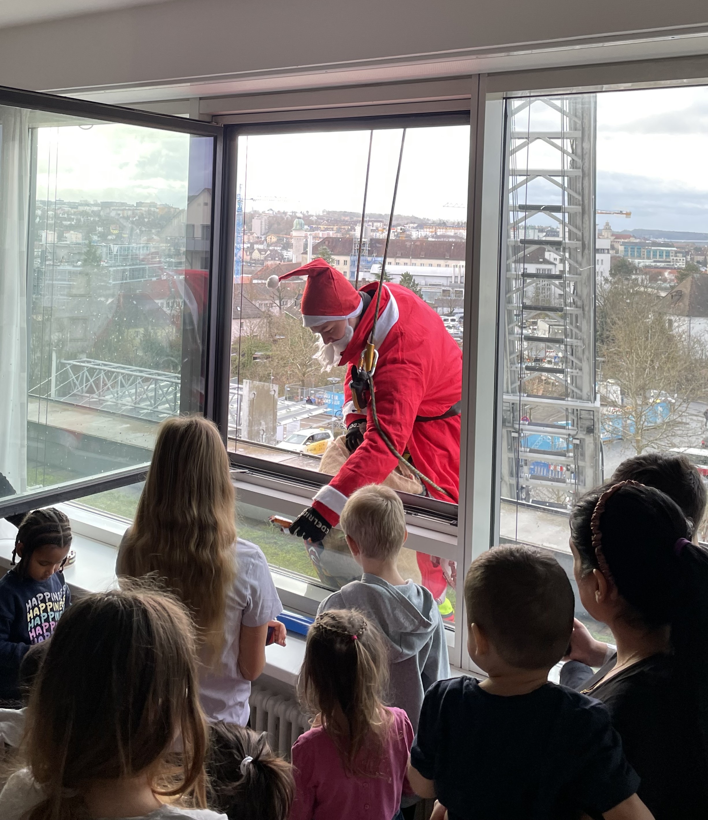 Auf der chirurgischen Station O15 warteten die Kinder sehr gespannt an den Fenstern auf den außergewöhnlichen Besuch.