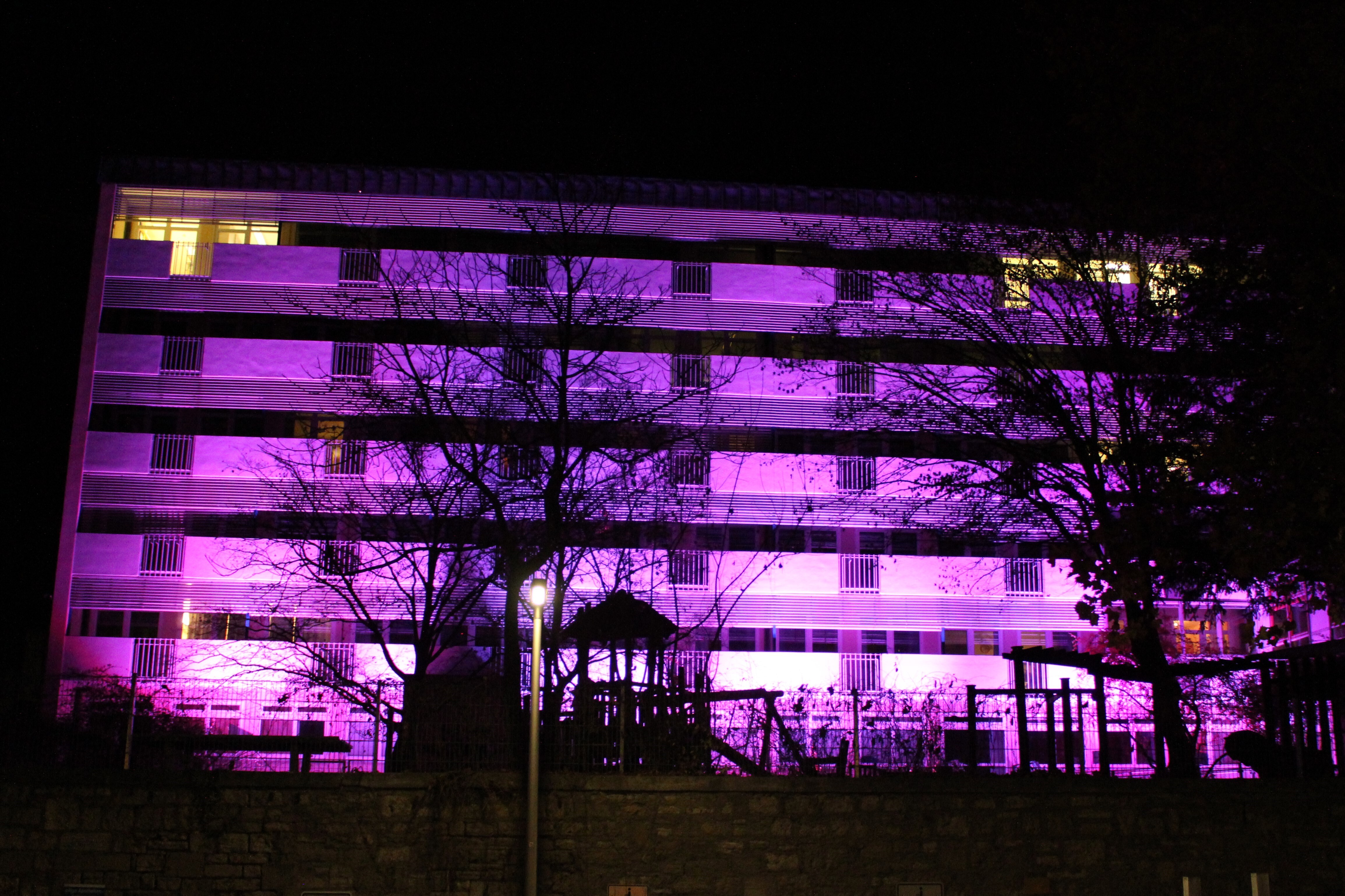 Weltfrühgeborenentag an der Uniklinik Würzburg: Violett beleuchtetes Gebäude