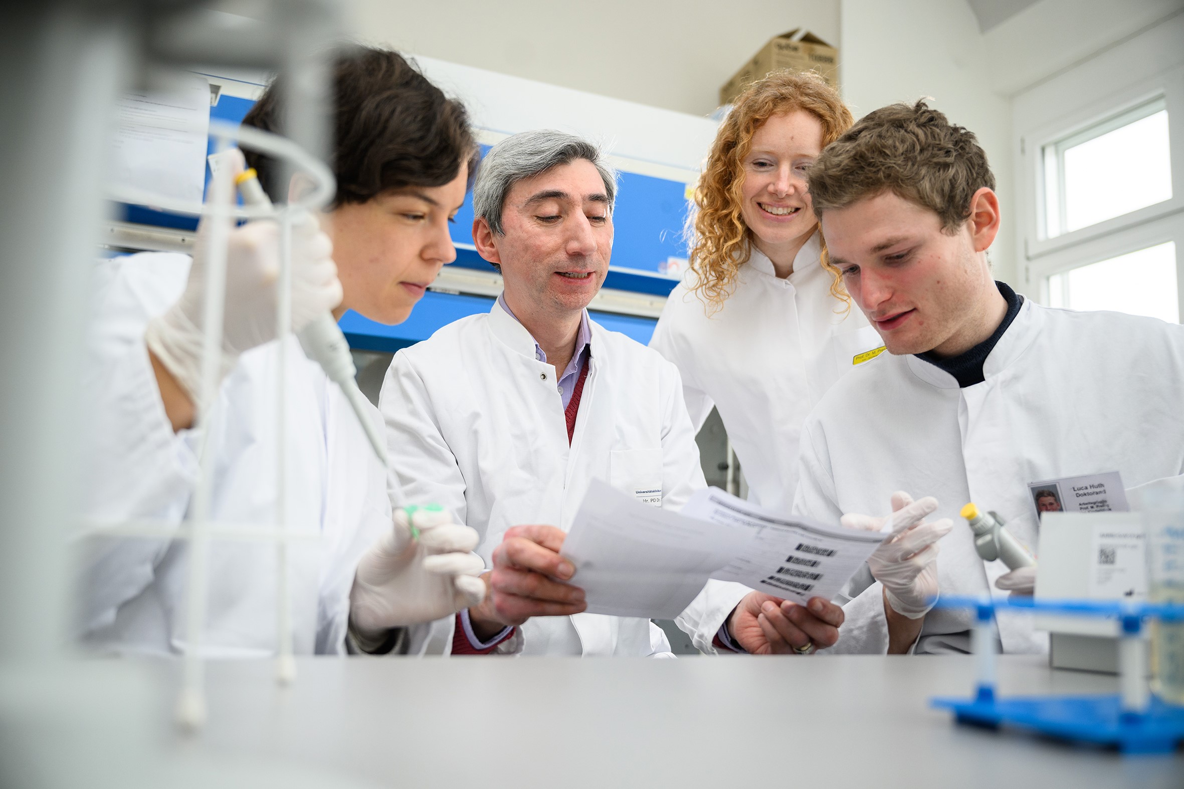 Das Bild zeigt Luise Schäffer, Luca Huth, Giovanni Almanzar und Martina Prelog im Labor. 