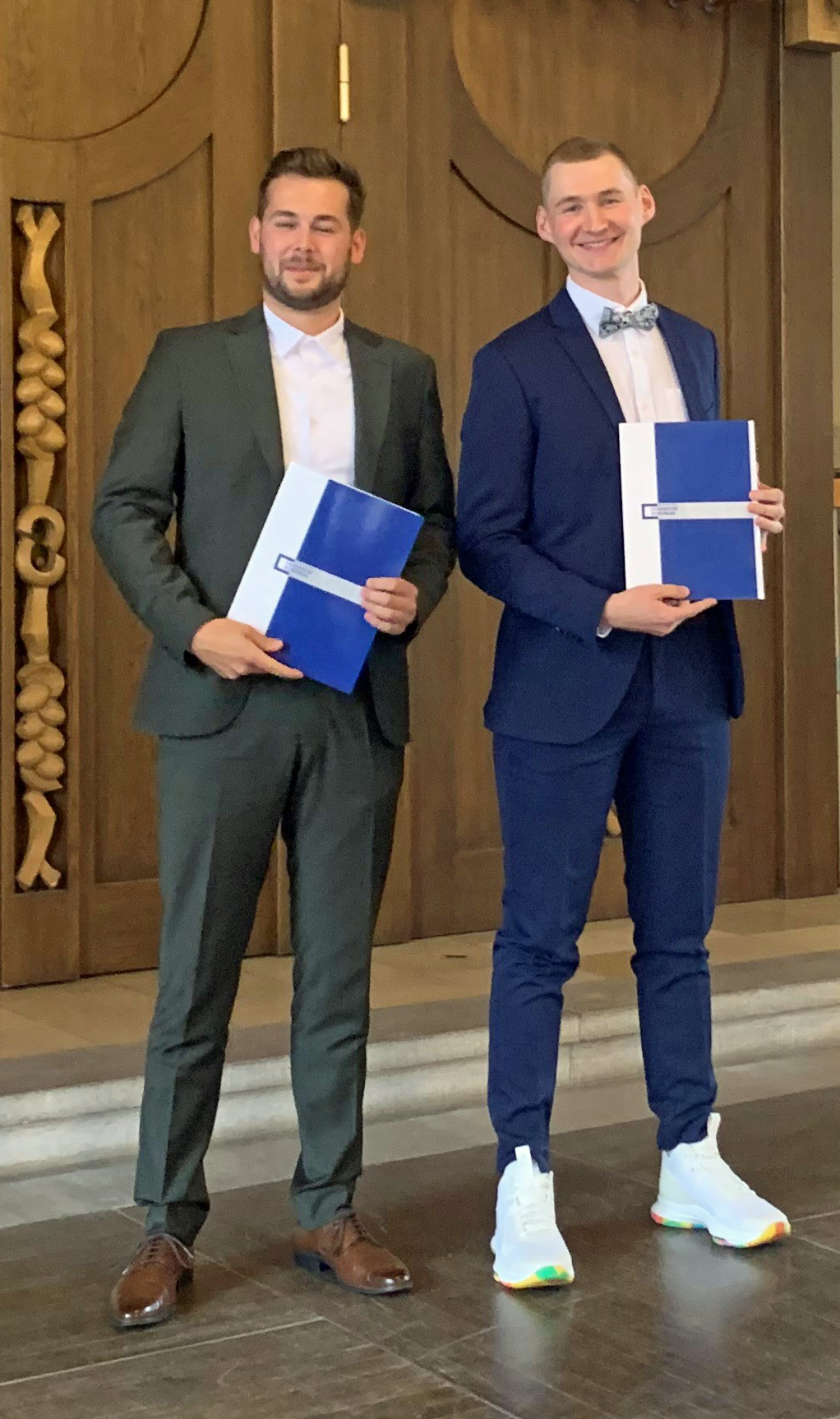 Als Prüfungsbeste erhielten Max Engelke (links) und Simeon Böckers den Adolf-und-Inka-Lübeck-Preis. 