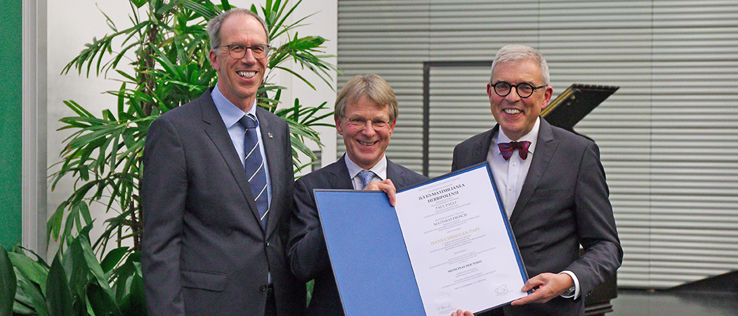 Foto von der Verleihung der Ehrendoktorwürde an Hans-Christian Pape mit Universitätspräsident Paul Pauli und Dekan Matthias Frosch