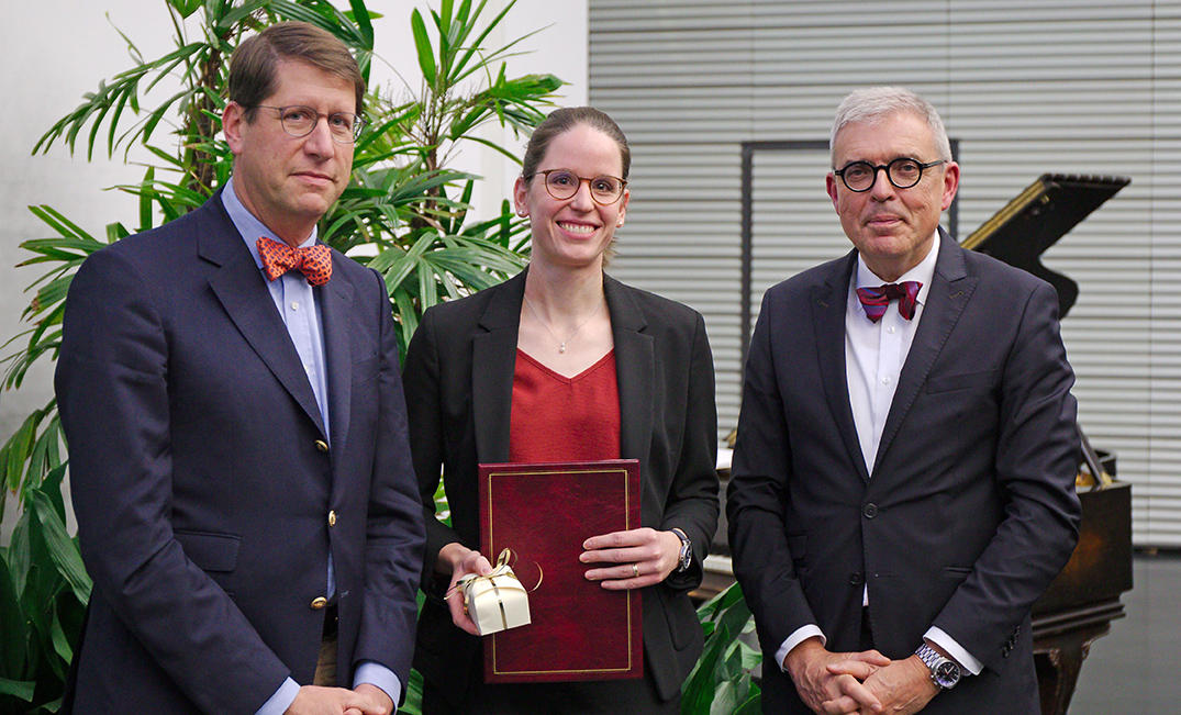 Foto von Dr. Vanessa Göb, hier mit Professor Stefan Frantz und Dekan Matthias Frosch