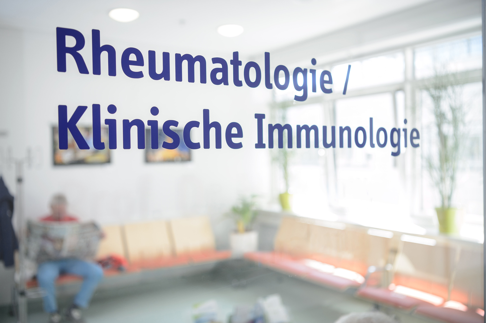 Glasscheibe mit der Aufschrift Rheumatologie / Klinische Immunologie