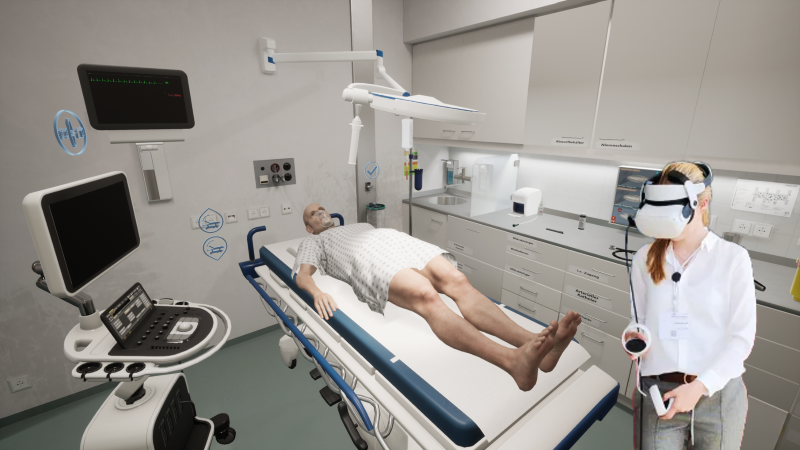 Assistenzärztin in der Lehrklinik des UKW mit virtueller Brille und Sicht auf virtuellen Patienten auf Untersuchungsliege. 