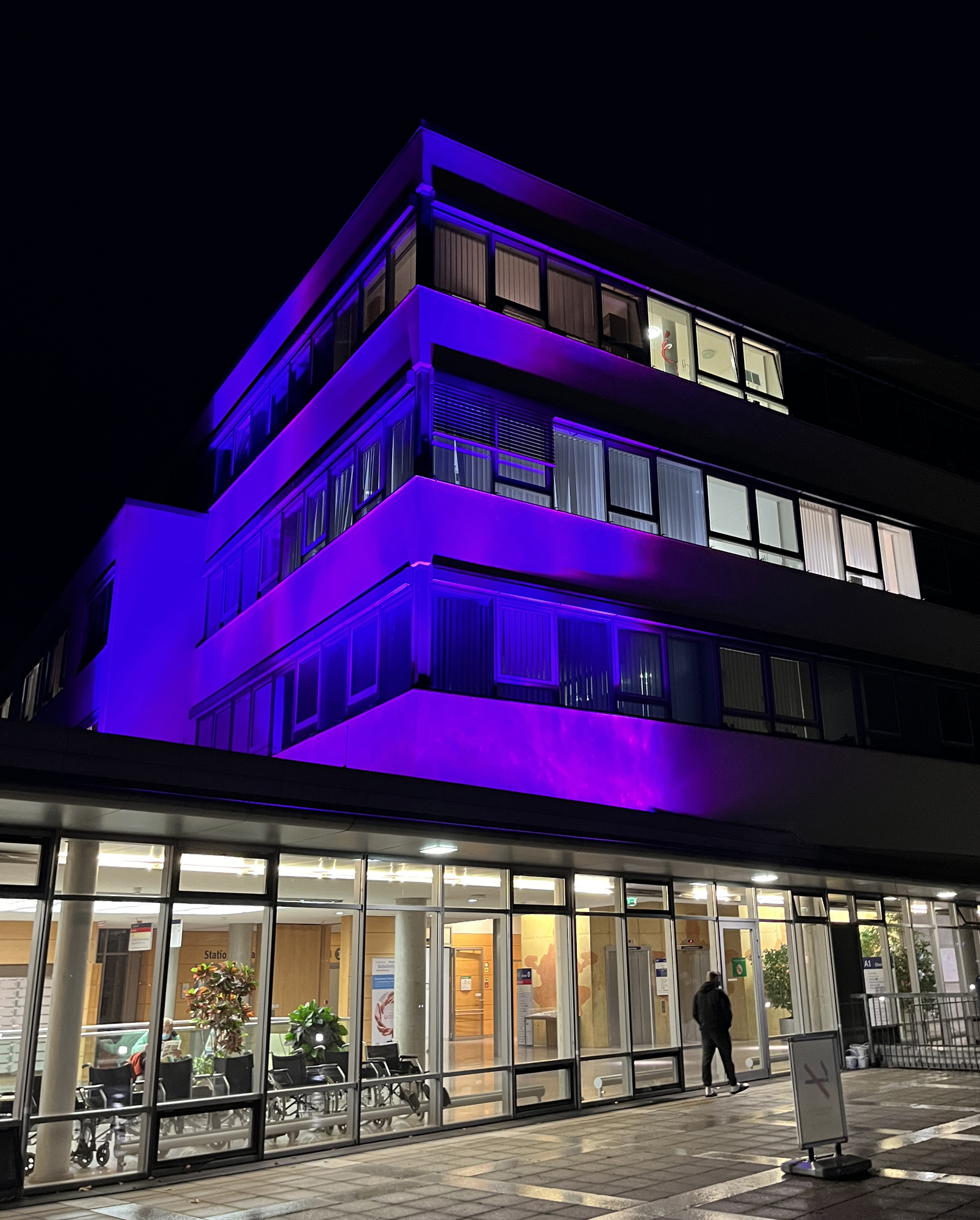 Das Zentrum für Operative Medizin des Uniklinikums Würzburg wird violett beleuchtet.