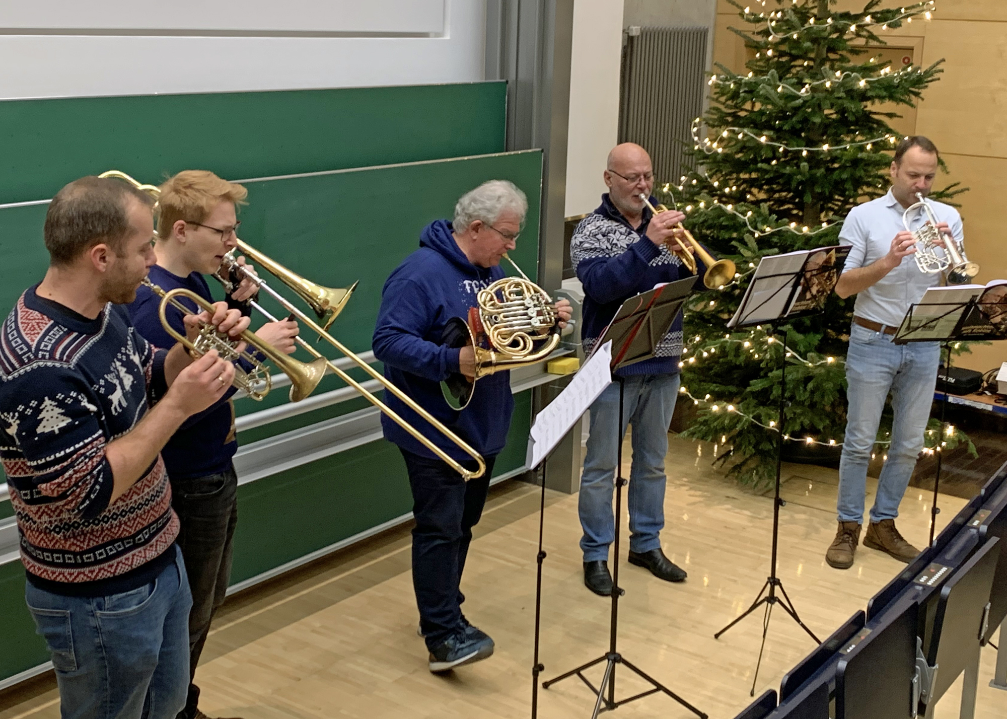 Das Bläserquintett „Pandemic Brass“ verbreitete bei seinem Konzert am UKW fröhlich-entspannte Vorweihnachtslaune.