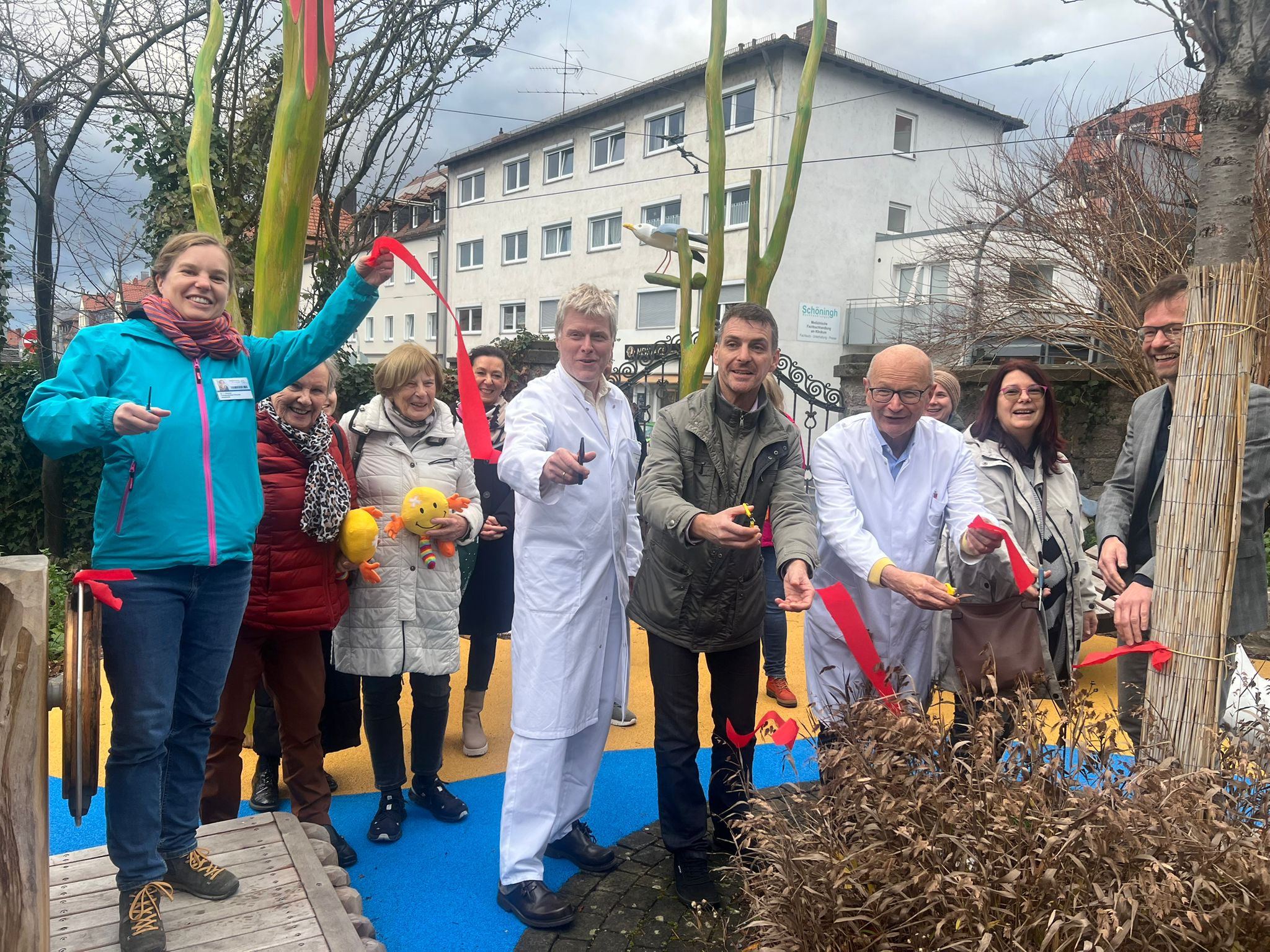 Vertreter der Elterninitiative und des Uniklinikums bei der Einweihung des Spielplatzes.