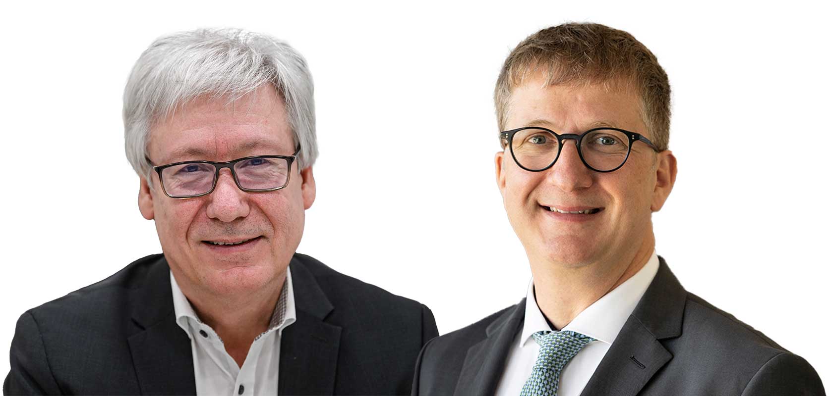 Porträts von Prof. Jürgen Deckert und Prof. Sebastian Walther. Zwei Männer im Anzug stehen nebeneinander und lächeln in die Kamera. 