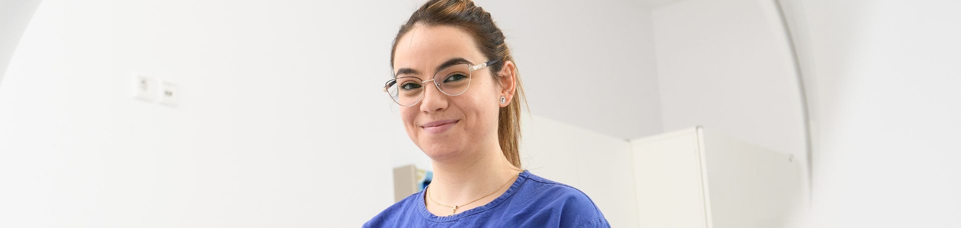 Women In Science Bild: Daniel Peter Eine Wissenschaftlerin in einem radiologischen Forschungslabor