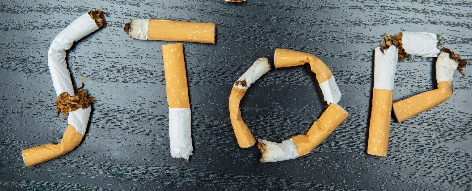 © Creativa Images / Canva Das Wort "Stop" gelegt aus gerauchten Zigaretten