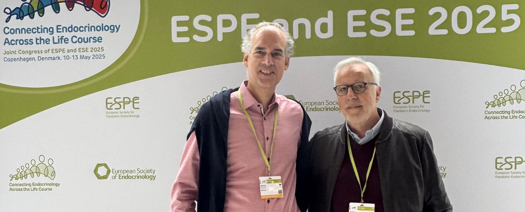 Endokrinologie_Fassnacht_Tabarin Das Bild zeigt die beiden Wissenschaftler vor einer Messewand in Kopenhagen