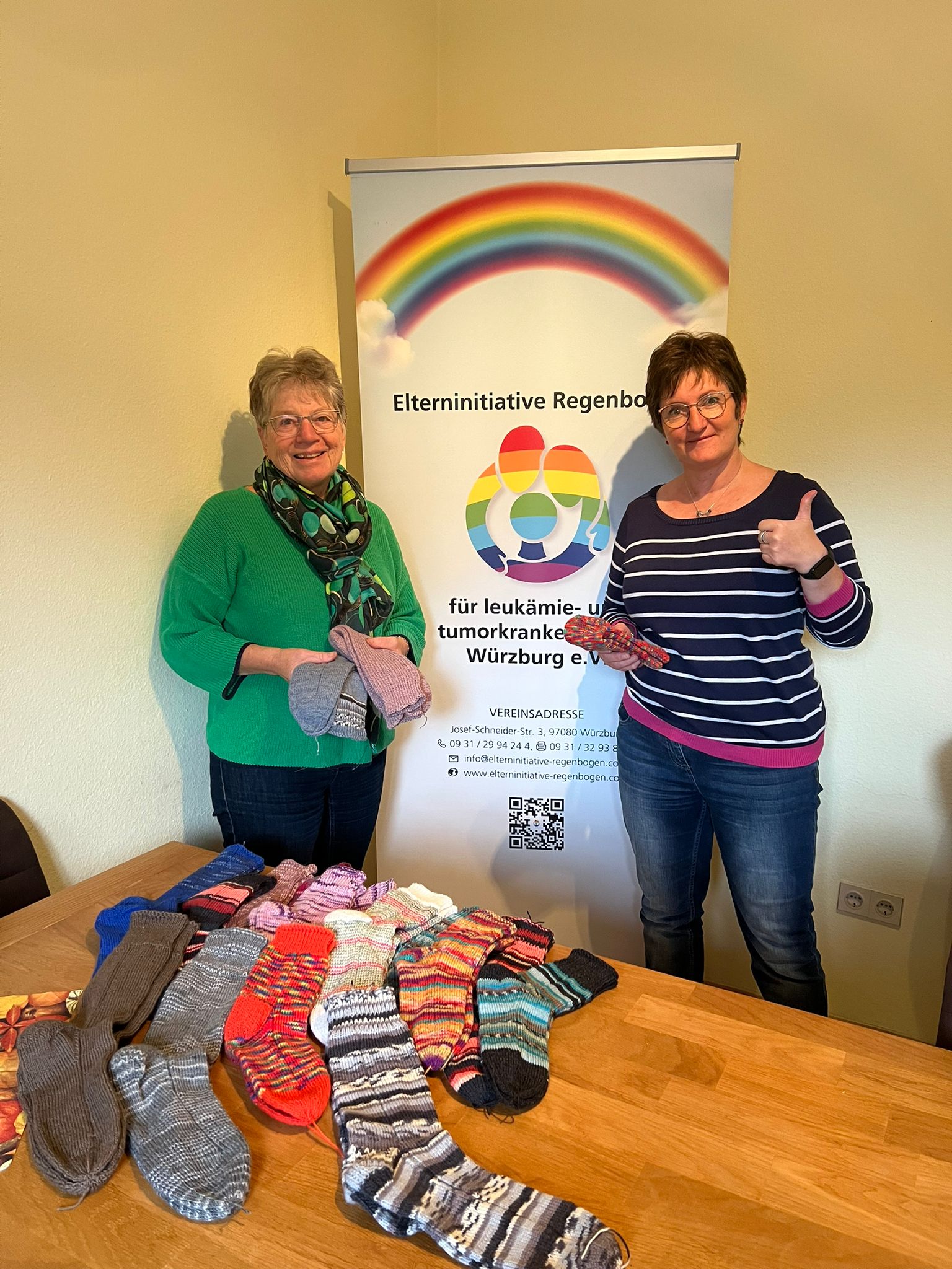 Hilde Oppmann und Denise Lampert (Elterninitiative Regenbogen) bei der Übergabe der Socken (von links) (Foto: Nadine Kempa).